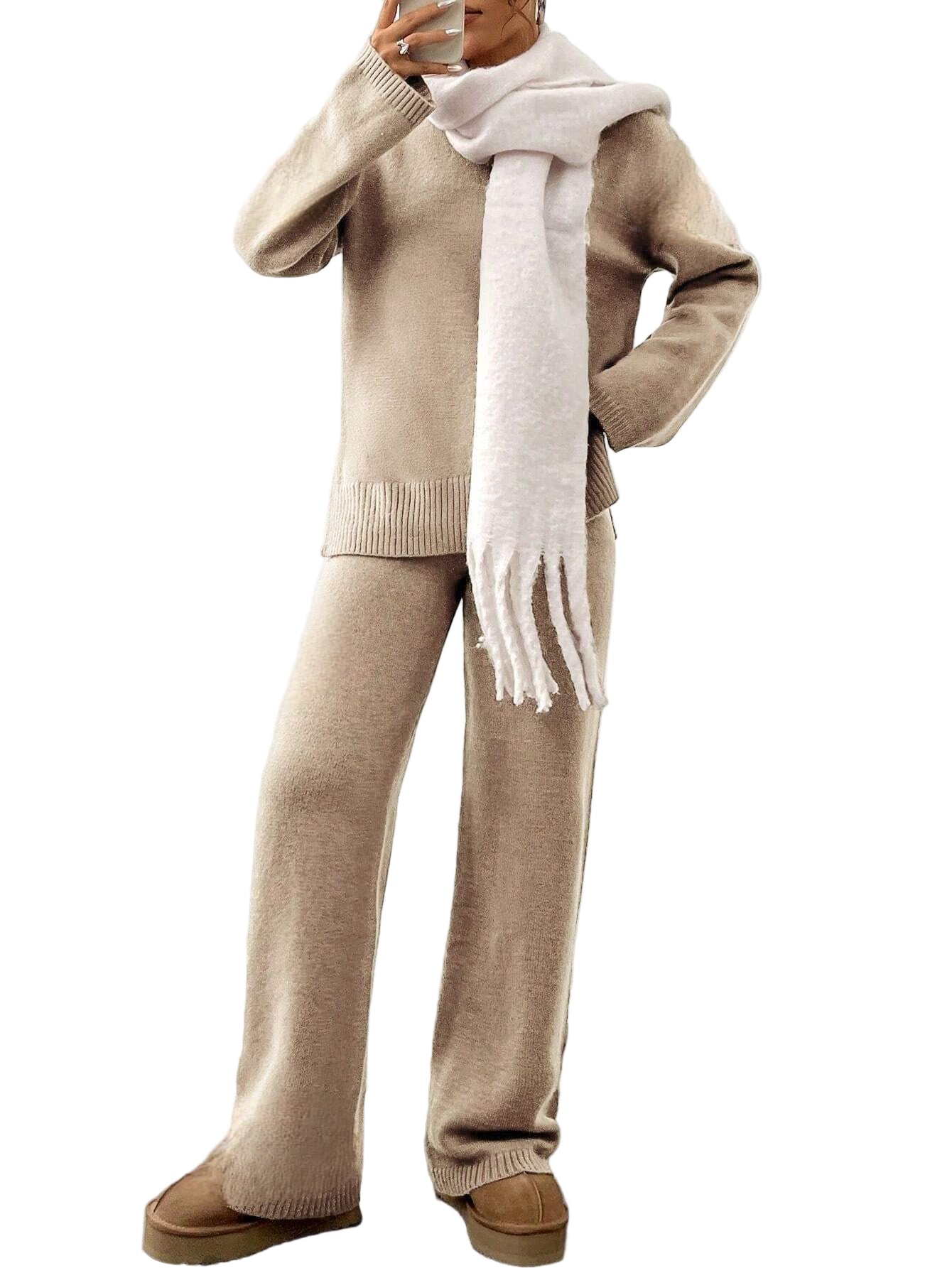 Ensemble Adélie pour femme, composé d’un pull et d’un pantalon beige en maille douce, associé à une écharpe blanche, offrant un look élégant, confortable et parfait pour la maison.