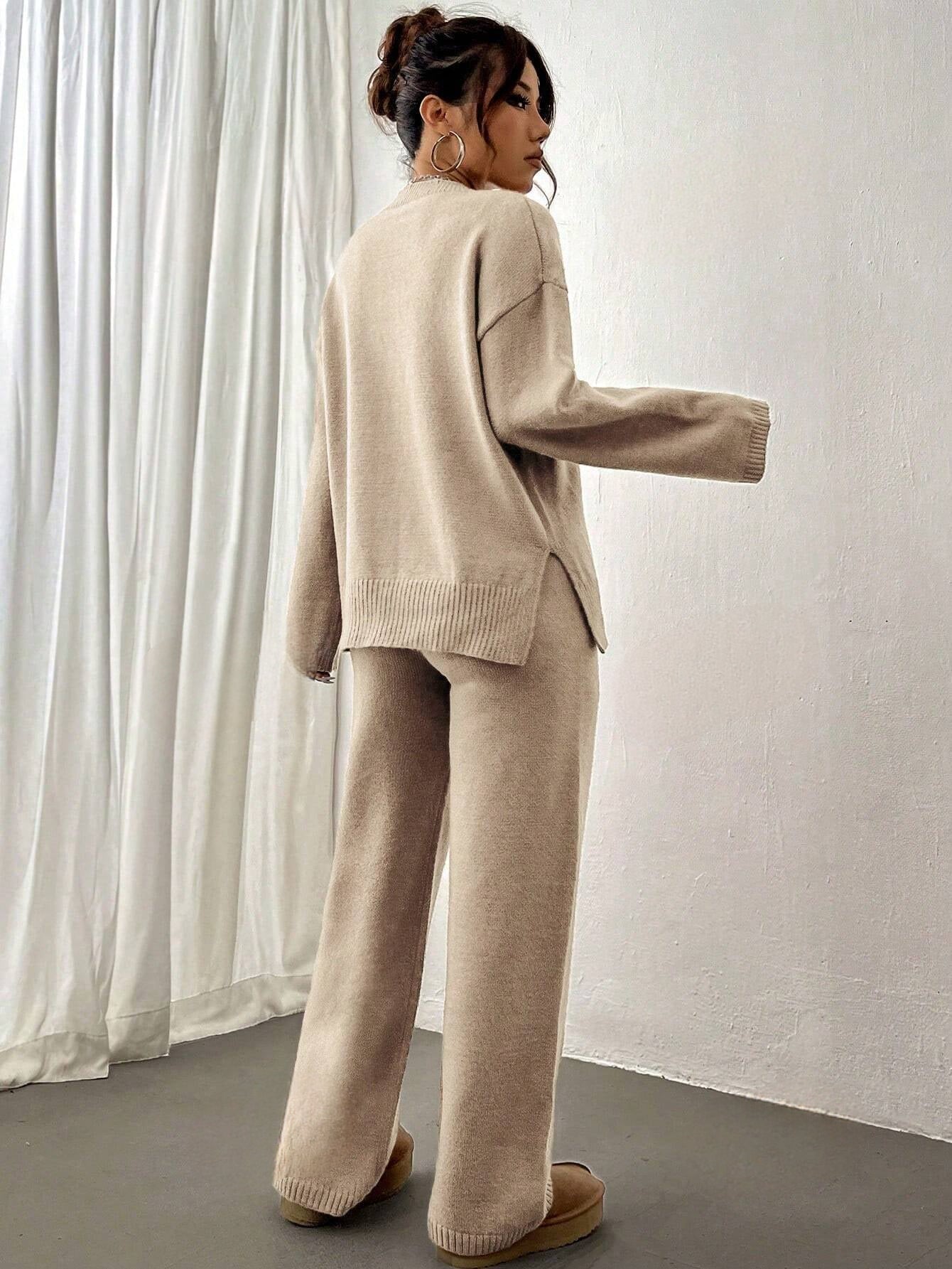 Ensemble Adélie pour femme en maille beige, composé d’un pull ample et d’un pantalon confortable, offrant un look doux, cosy et élégant pour la maison.