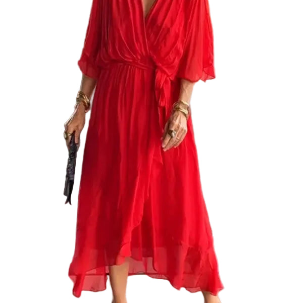 Femme portant une robe rouge fluide en chiffon, avec une coupe élégante, manches 3/4 et taille marquée, dans un environnement moderne et raffiné.
