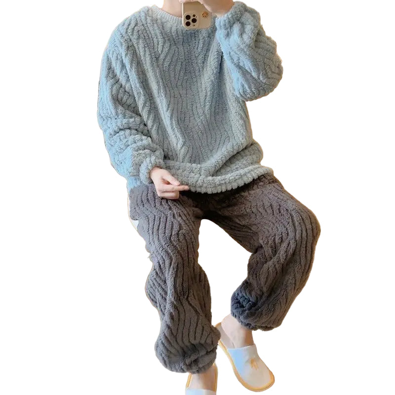 Homme portant un pyjama chaud et moelleux composé d’un haut bleu clair en matière peluche et d’un pantalon gris texturé. Ensemble doux, très confortable et idéal pour l’hiver ou les moments cocooning à la maison.