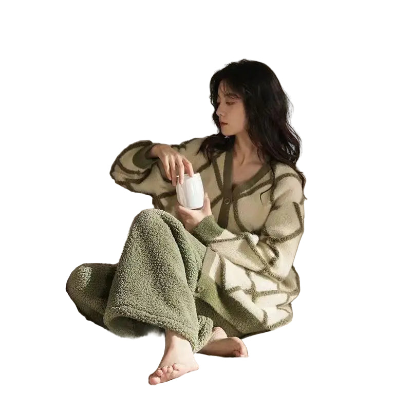 Femme portant le pyjama Adèle, ensemble chaud et agréable à carreaux vert menthe et blanc, orné d’une broderie de carotte mignonne sur le haut, parfait pour se détendre à la maison.