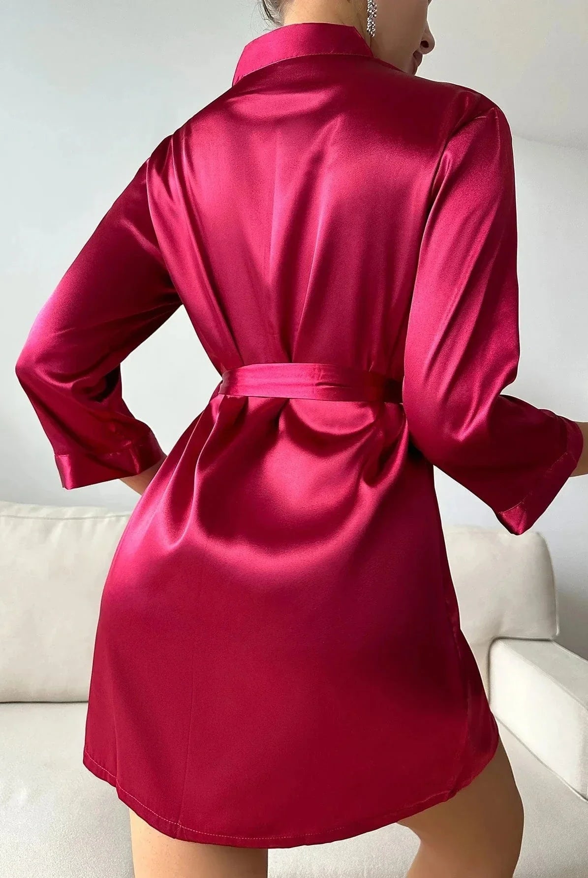 Vue arrière du kimono satin rouge pour femme, modèle Amarante, avec une coupe élégante et fluide. Ce kimono à manches longues et ceinture à la taille assure confort et raffinement, idéal pour une soirée chic ou un moment de détente.