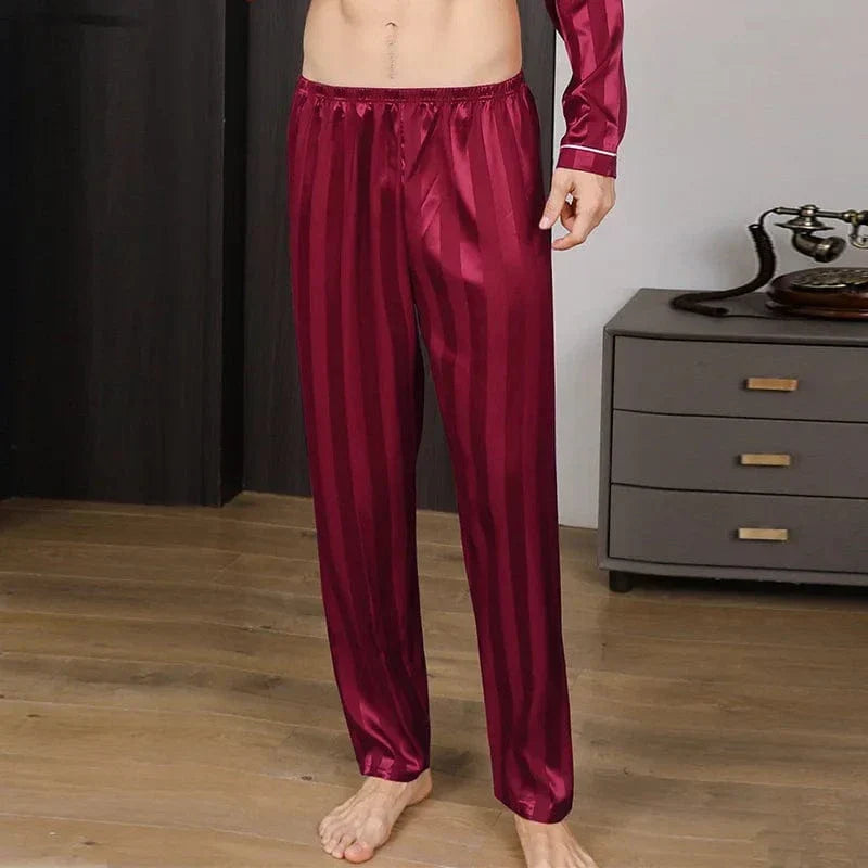 Vue de face d’un homme portant le pantalon de pyjama en satin pour homme Amaury, pantalon bordeaux à fines rayures avec taille élastique, tissu satiné doux et fluide offrant un confort optimal, une coupe élégante et une sensation agréable pour la nuit ou les moments de détente à la maison.
