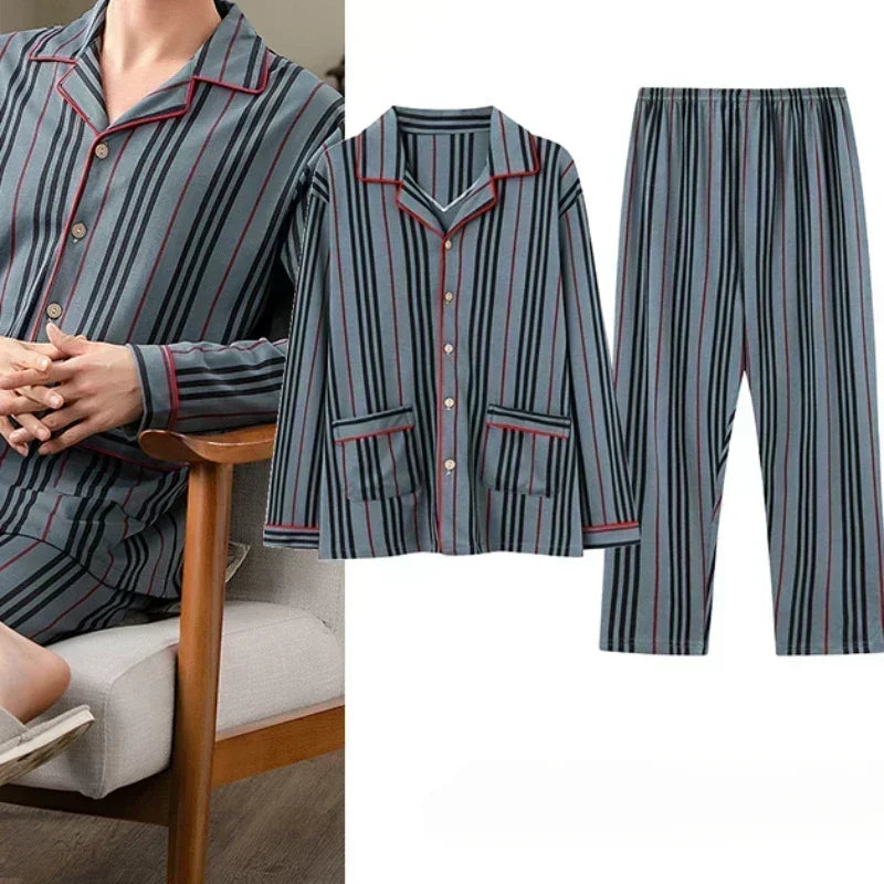 Pyjama pour homme à rayures verticales noires, rouges et bleues sur fond gris, composé d’une chemise boutonnée avec col classique, passepoils rouges et poches plaquées, accompagné d’un pantalon long assorti à taille élastique. Ensemble chaud et confortable, parfait pour les nuits fraîches et les moments de détente à la maison.