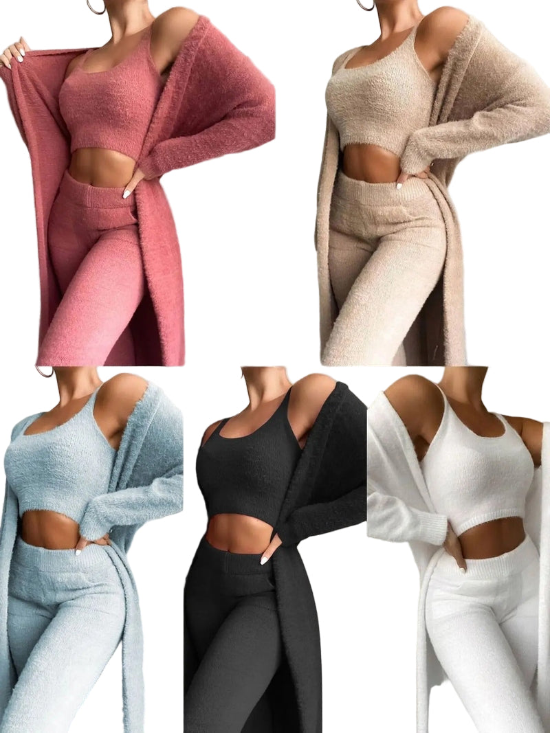 Six variantes de l'ensemble tricot Apolline pour femme, présenté en rose, beige, bleu ciel, noir et blanc. Chaque tenue comprend un crop top, un pantalon taille haute et un long cardigan assorti, confectionnés dans une maille moelleuse ultra douce. Parfait pour un confort élégant à la maison.