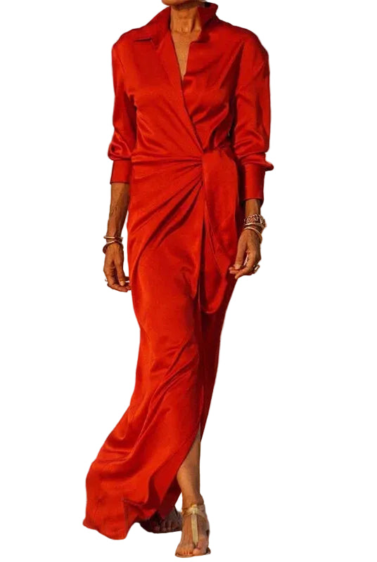 Robe maxi en satin rouge, avec une coupe élégante et fluide, idéale pour des soirées chics. Son design sophistiqué et sa fente subtile apportent une touche de glamour, parfaite pour toute occasion spéciale.