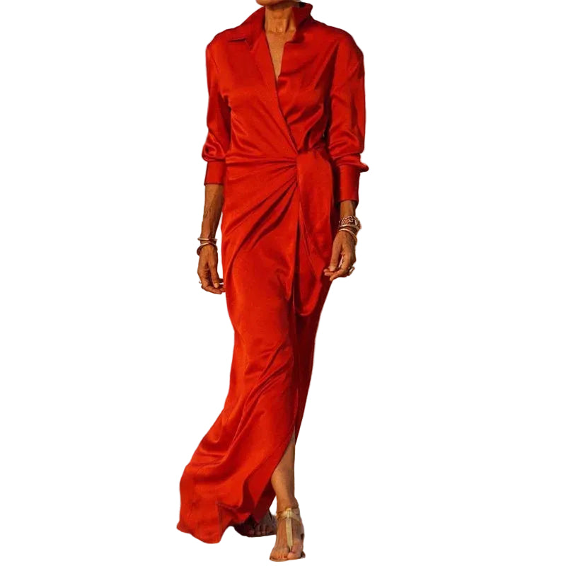 Robe maxi en satin rouge, avec une coupe élégante et fluide, idéale pour des soirées chics. Son design sophistiqué et sa fente subtile apportent une touche de glamour, parfaite pour toute occasion spéciale.