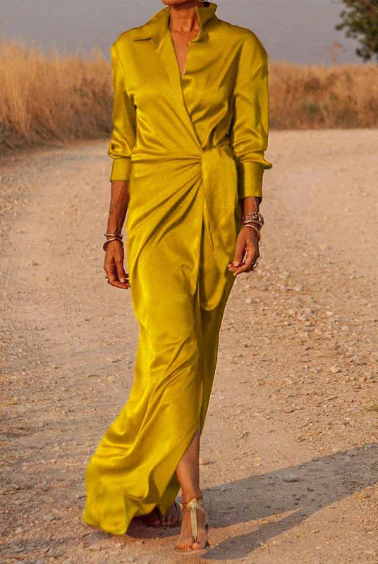 Robe maxi en satin jaune éclatant, au design élégant et fluide, parfaite pour les occasions spéciales. Sa coupe sophistiquée et sa fente subtile apportent une touche de raffinement et de glamour.