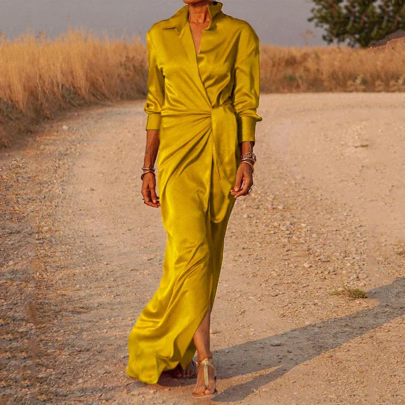 Robe maxi en satin jaune éclatant, au design élégant et fluide, parfaite pour les occasions spéciales. Sa coupe sophistiquée et sa fente subtile apportent une touche de raffinement et de glamour.