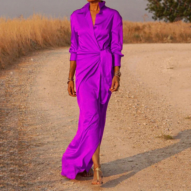Robe maxi en satin violet éclatant, fluide et élégante, parfaite pour une soirée raffinée. Avec un design chic, une coupe élégante et une fente sur le côté, cette robe met en valeur la silhouette tout en offrant confort et style.