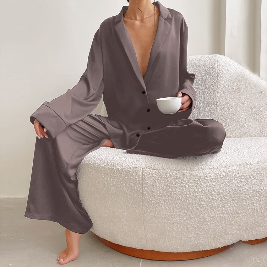 Pyjama femme Armelle gris taupe, ensemble deux pièces raffiné et confortable avec chemise fluide boutonnée à col tailleur et manches longues, pantalon large assorti, porté assise en intérieur, tissu satiné élégant.