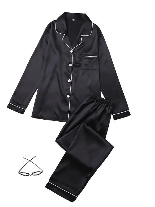 Ensemble pyjama femme en satin noir composé d’une chemise boutonnée à manches longues avec col à revers et passepoils blancs, accompagné d’un pantalon assorti à taille élastique. Look raffiné et confortable, idéal pour des nuits élégantes ou des moments de détente à la maison.
