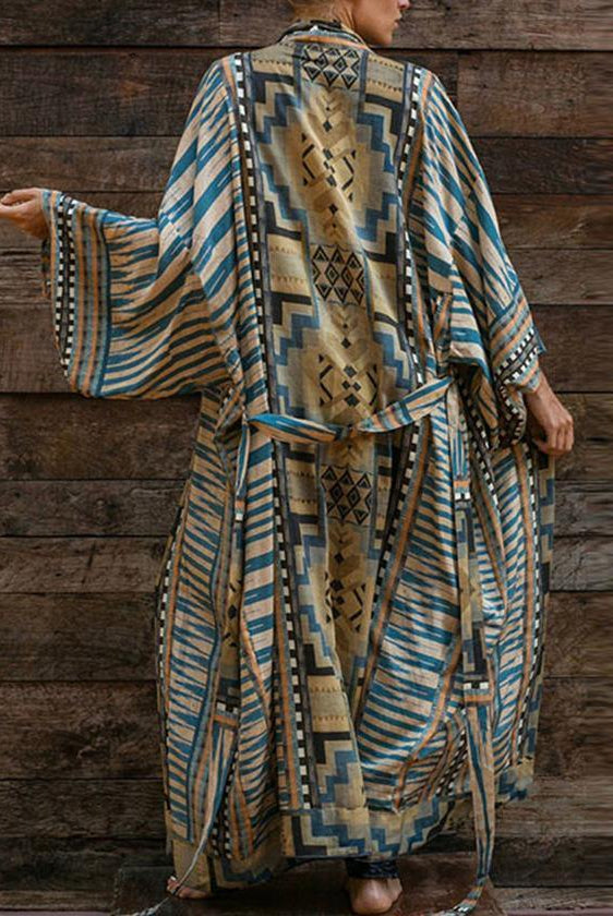 Vue de dos du kimono femme Bleu long, imprimé géométrique et rayé bleu/beige, manches larges et ceinture à nouer, tissu fluide.