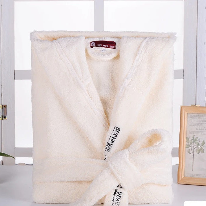 Peignoir Cédric pour homme, modèle doux et relaxant en tissu jaune pâle, présenté plié avec sa ceinture nouée sur une surface blanche dans un décor lumineux.