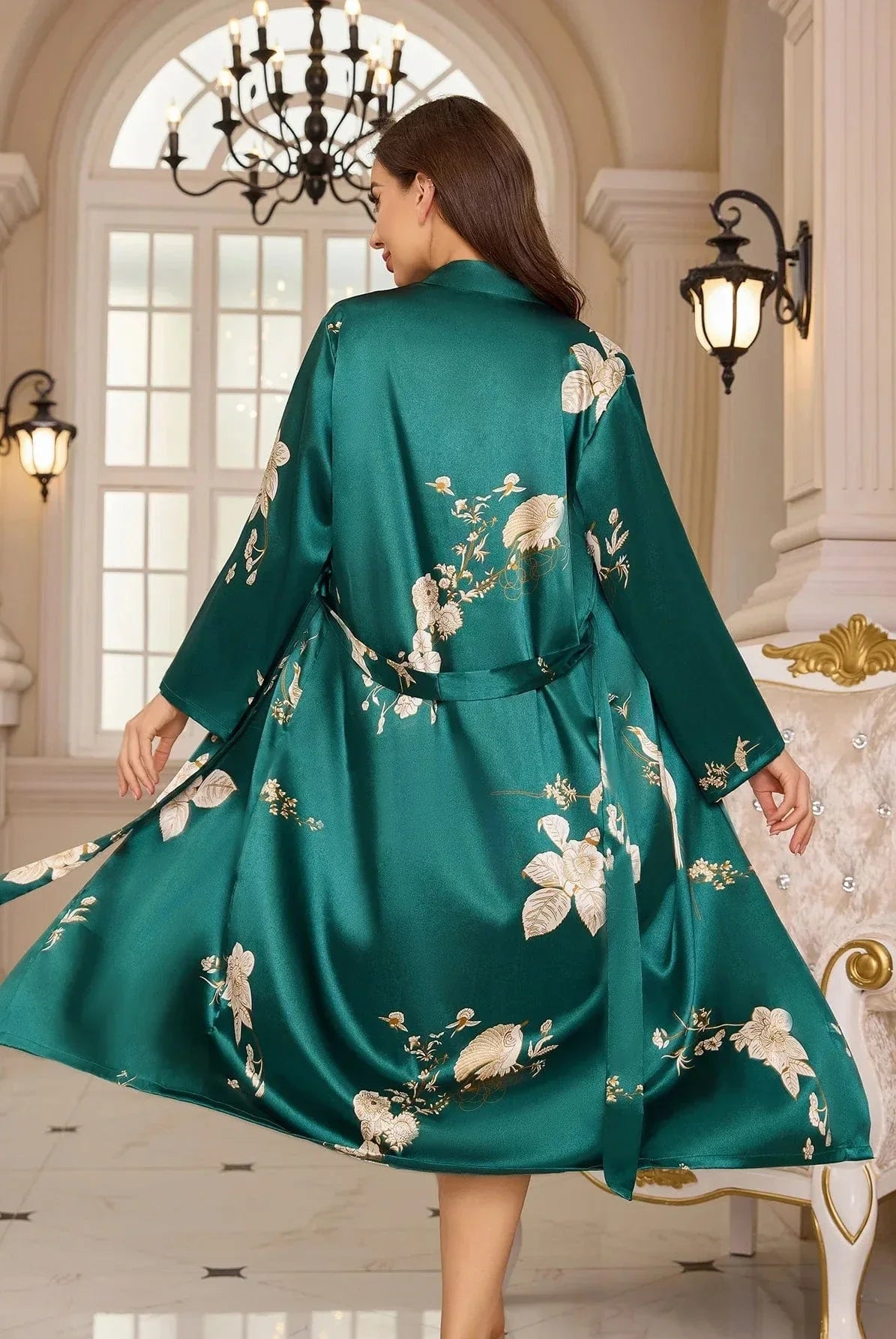 Vue arrière du kimono satin vert pour femme, modèle Célestine, avec des motifs floraux élégants. Ce kimono à manches longues, ceinturé à la taille, est parfait pour un look raffiné et confortable, alliant sophistication et détente.