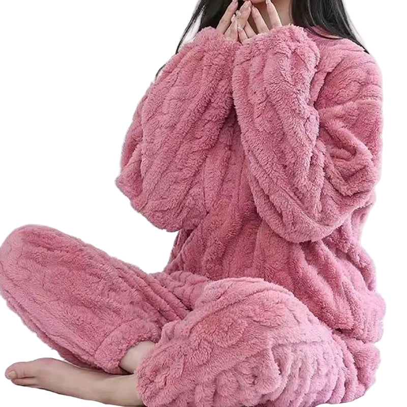 Femme portant le pyjama Camille, un ensemble douillet rose en tissu texturé effet torsadé. Parfaitement cosy, doux et agréable pour des moments de détente à la maison.