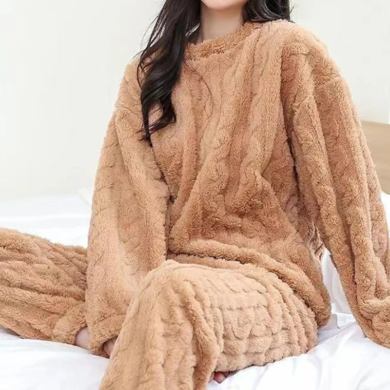 Femme portant le pyjama Camille en beige caramel, confectionné dans une matière douce à effet torsadé. Un ensemble cosy et confortable, idéal pour passer des moments chaleureux à la maison.