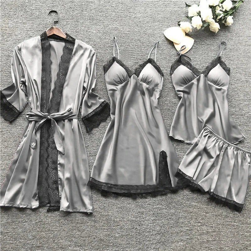 Ensemble de pyjamas pour femme en satin gris comprenant un kimono à dentelle noire, une nuisette élégante, un haut à fines bretelles et un short assorti. Matière légère, douce et très élégante, idéale pour des soirées raffinées et un confort absolu.