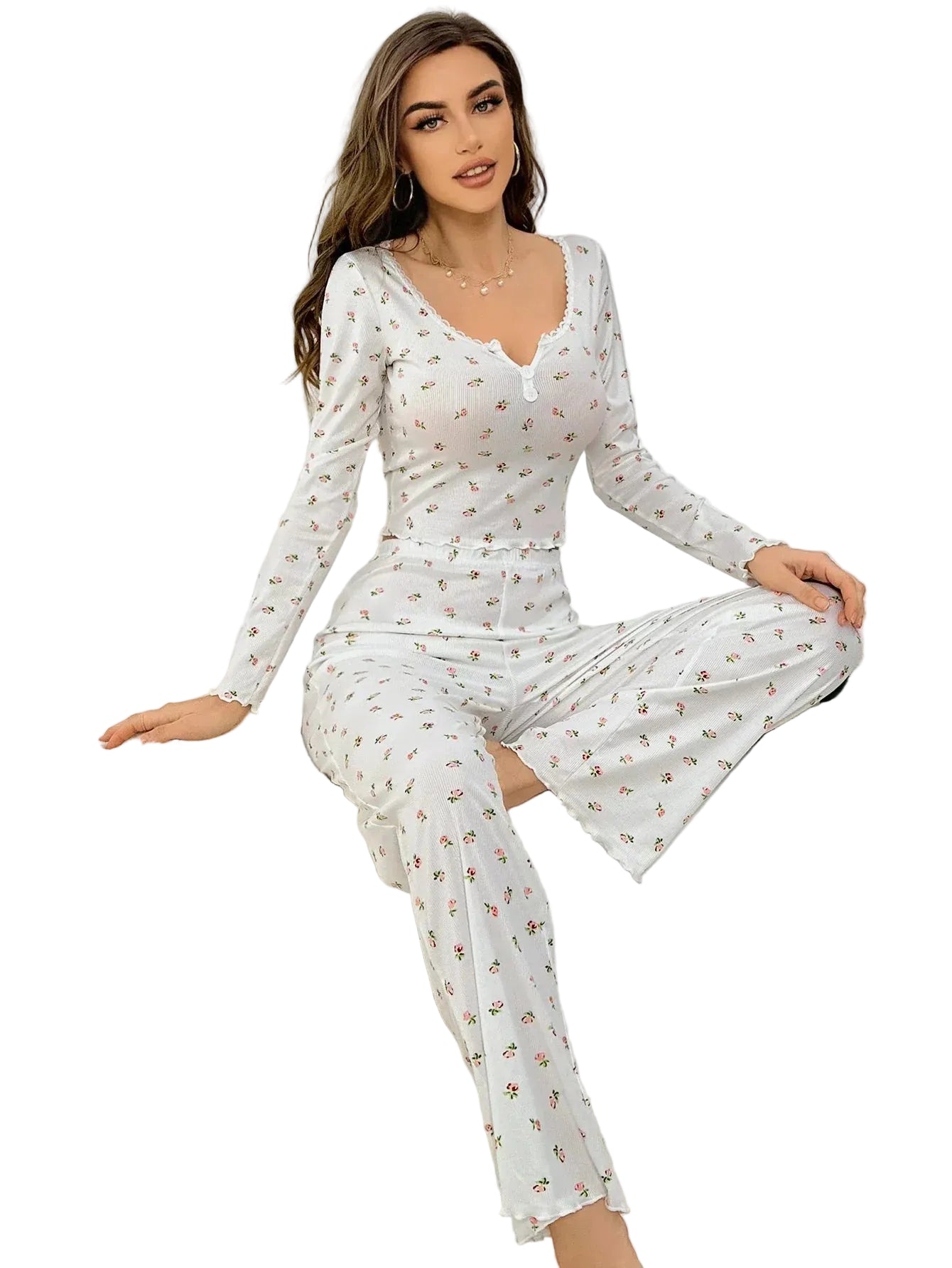 Pyjama floral femme Clarisse blanc, ensemble deux pièces doux et confortable avec haut ajusté à manches longues, encolure en V avec boutons et bordures festonnées, pantalon fluide taille élastique, imprimé petites fleurs.