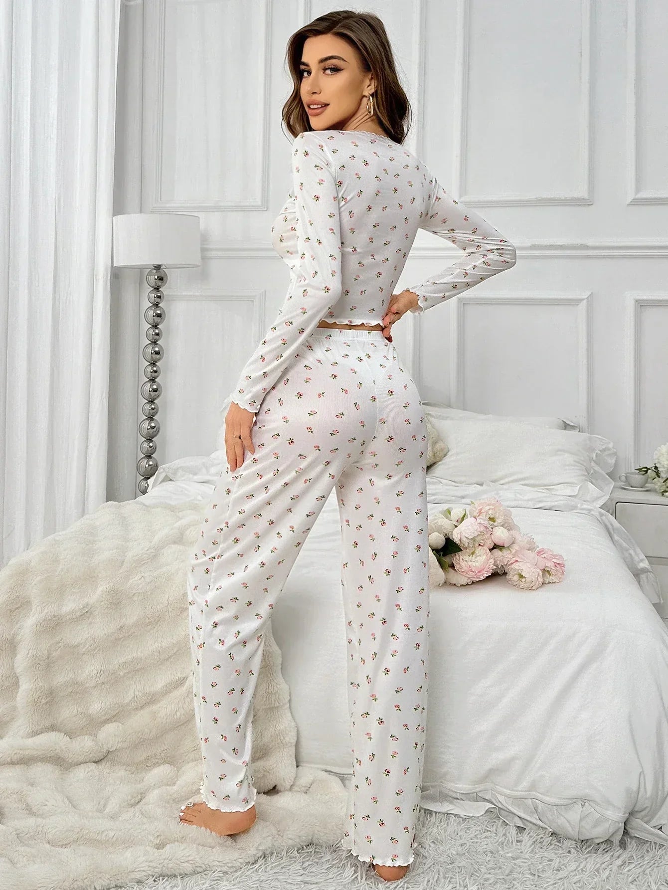 Pyjama floral femme Clarisse blanc, vue de dos du modèle portant un ensemble doux et confortable avec haut à manches longues, col en V boutonné et pantalon à taille élastique, imprimé petites fleurs et finitions festonnées.
