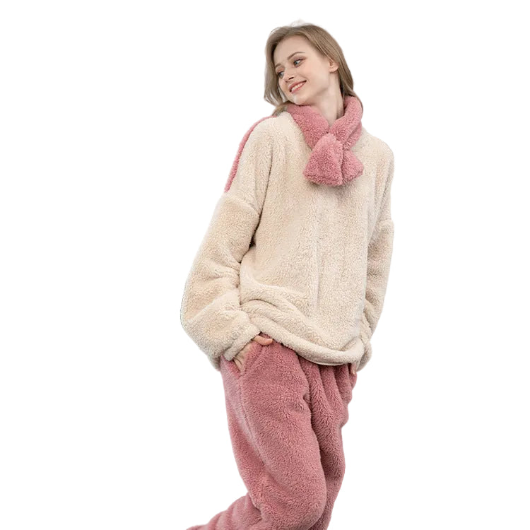 Pyjama femme Clothilde, ensemble moelleux et confortable parfait pour l'hiver, composé d'une veste à col montant et pantalon assorti, en tissu doux et épais, avec détails de couleur contrastée et design agréable.
