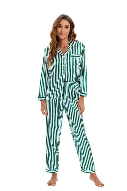 Modèle portant le pyjama femme Coraline vert à rayures, ensemble chemise boutonnée manches longues avec poche poitrine et pantalon assorti, coupe confortable et tendance sur fond blanc.