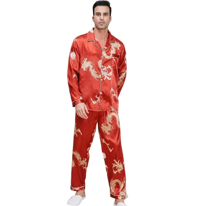 Homme portant le pyjama satin Corentin, ensemble de nuit pour homme au coloris rouge avec motifs dragon dorés, composé d’une chemise à manches longues boutonnée et d’un pantalon assorti, présenté dans un intérieur élégant.