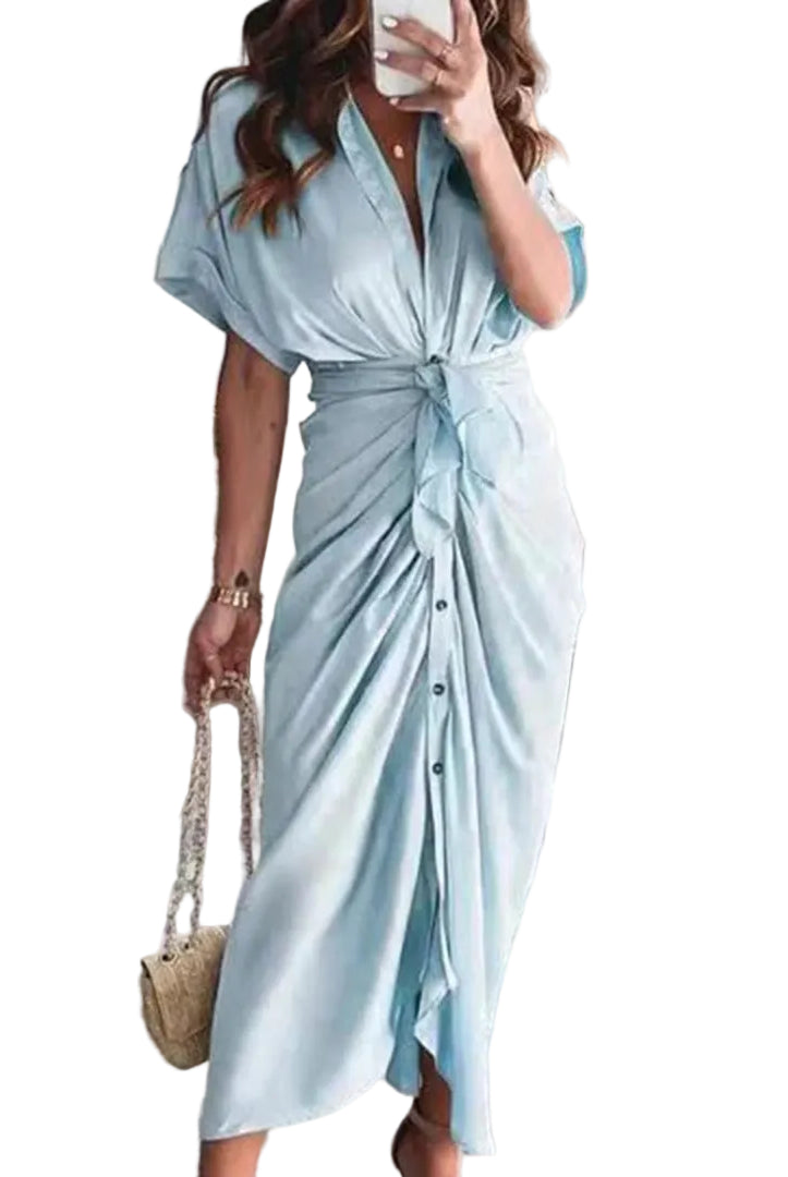 Découvrez la robe Deja, une pièce élégante et légère idéale pour les journées d'été. Son design fluide avec un nœud central et des boutons à l'avant lui confère un style raffiné et décontracté. Parfaite pour un look féminin et aérien lors de vos sorties estivales.