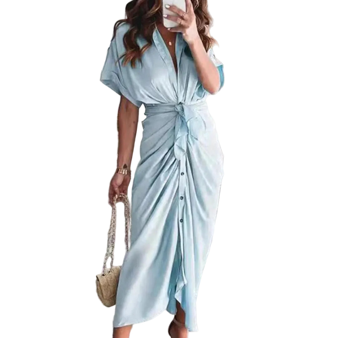 Découvrez la robe Deja, une pièce élégante et légère idéale pour les journées d'été. Son design fluide avec un nœud central et des boutons à l'avant lui confère un style raffiné et décontracté. Parfaite pour un look féminin et aérien lors de vos sorties estivales.