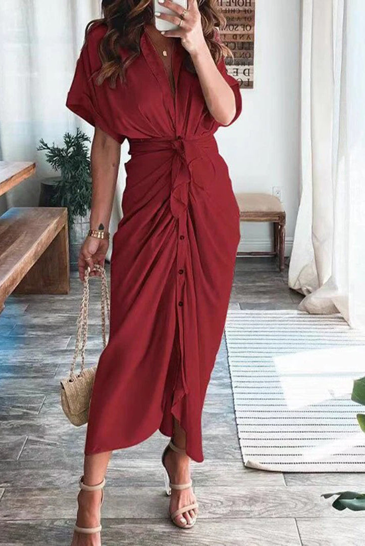 Adoptez le style élégant et léger de la robe Deja, parfaite pour les journées d'été. Avec son design fluide et son nœud central, elle combine confort et féminité. Ses boutons à l'avant et sa coupe décontractée en font une pièce incontournable pour un look estival raffiné.