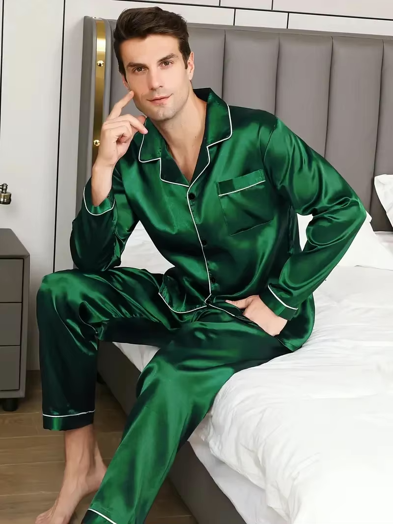 Pyjama satin homme vert émeraude, élégant et confortable, avec une chemise à boutons, une poche sur la poitrine, et des finitions blanches contrastées, accompagné d'un pantalon assorti pour une nuit agréable et raffinée.