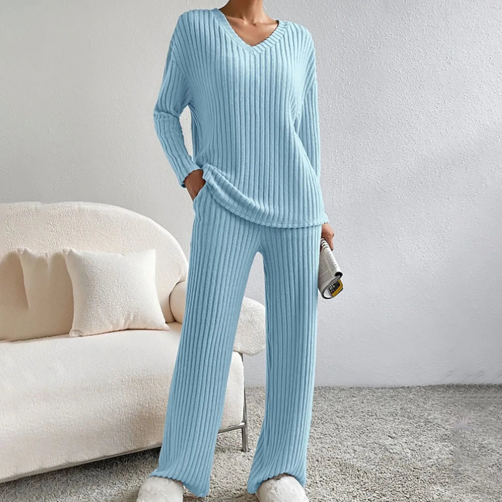 Ensemble loungewear bleu ciel en maille côtelée, avec haut à col en V manches longues et pantalon droit. Un look cosy et raffiné pour rester stylée à la maison.