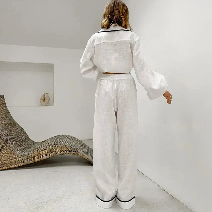 Vue arrière du pyjama femme Édith, composé d'une chemise à manches longues et d'un pantalon assorti, à la coupe élégante avec finitions noires. Un ensemble raffiné et agréable, parfait pour se détendre avec style.