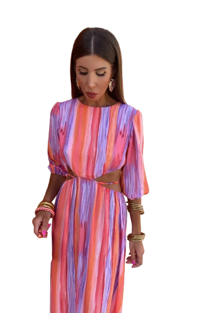 Cette robe maxi tie-dye pour femme allie élégance et fraîcheur avec ses teintes vibrantes de rose, violet et orange. Le design fluide et les découpes latérales ajoutent une touche de modernité, tandis que les manches bouffantes et le dos ouvert en font un choix parfait pour les journées estivales.