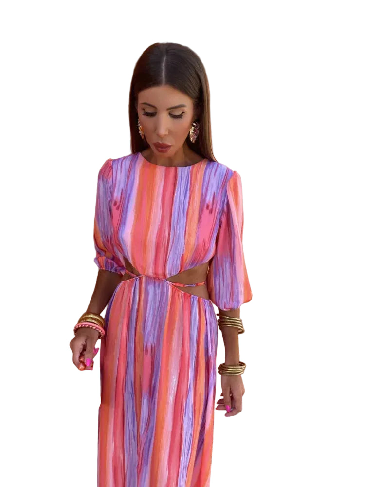 Cette robe maxi tie-dye pour femme allie élégance et fraîcheur avec ses teintes vibrantes de rose, violet et orange. Le design fluide et les découpes latérales ajoutent une touche de modernité, tandis que les manches bouffantes et le dos ouvert en font un choix parfait pour les journées estivales.