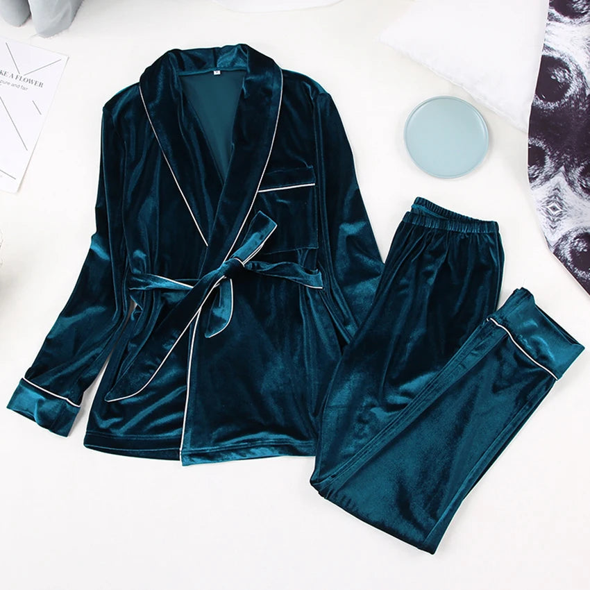 Pyjama pour femme en velours vert émeraude composé d’une veste croisée à ceinture et d’un pantalon assorti. Ensemble chaud, doux et très confortable, idéal pour l’hiver et les moments cocooning à la maison.