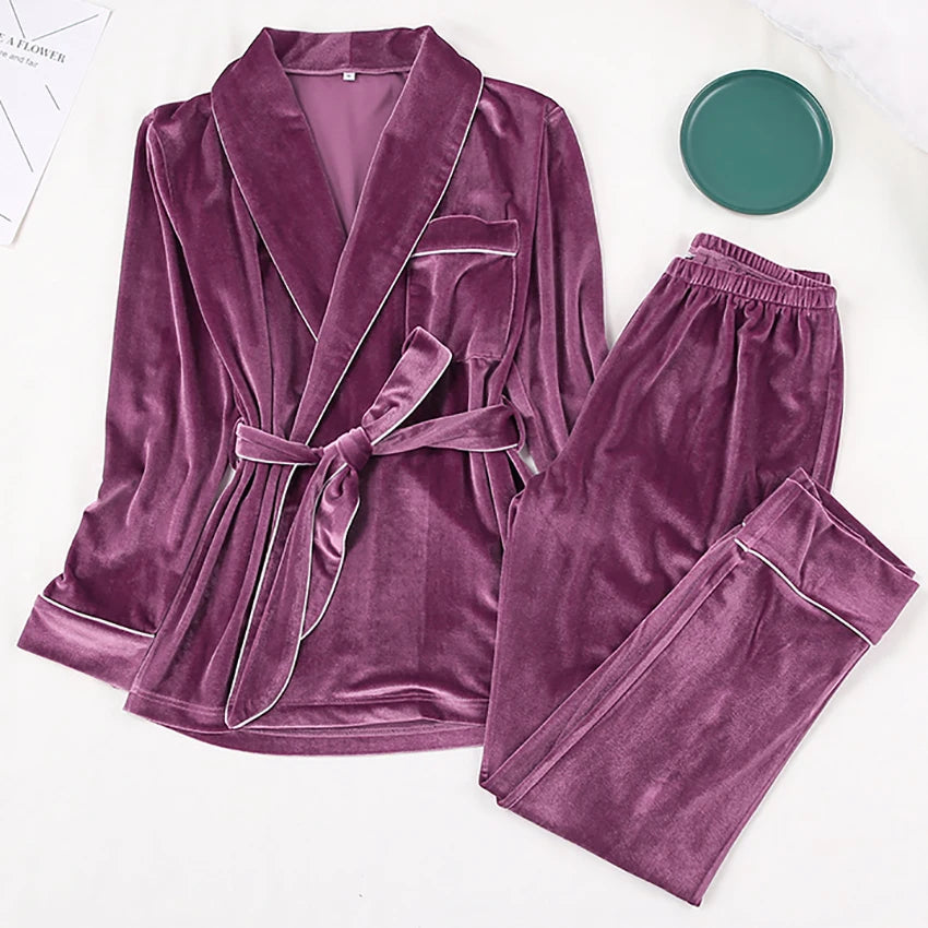 Ensemble de pyjama femme Elysia en velours mauve, composé d’une veste ceinturée à col châle et d’un pantalon assorti. Un pyjama chaud, doux et très confortable, idéal pour l’hiver et les moments cocooning à la maison.