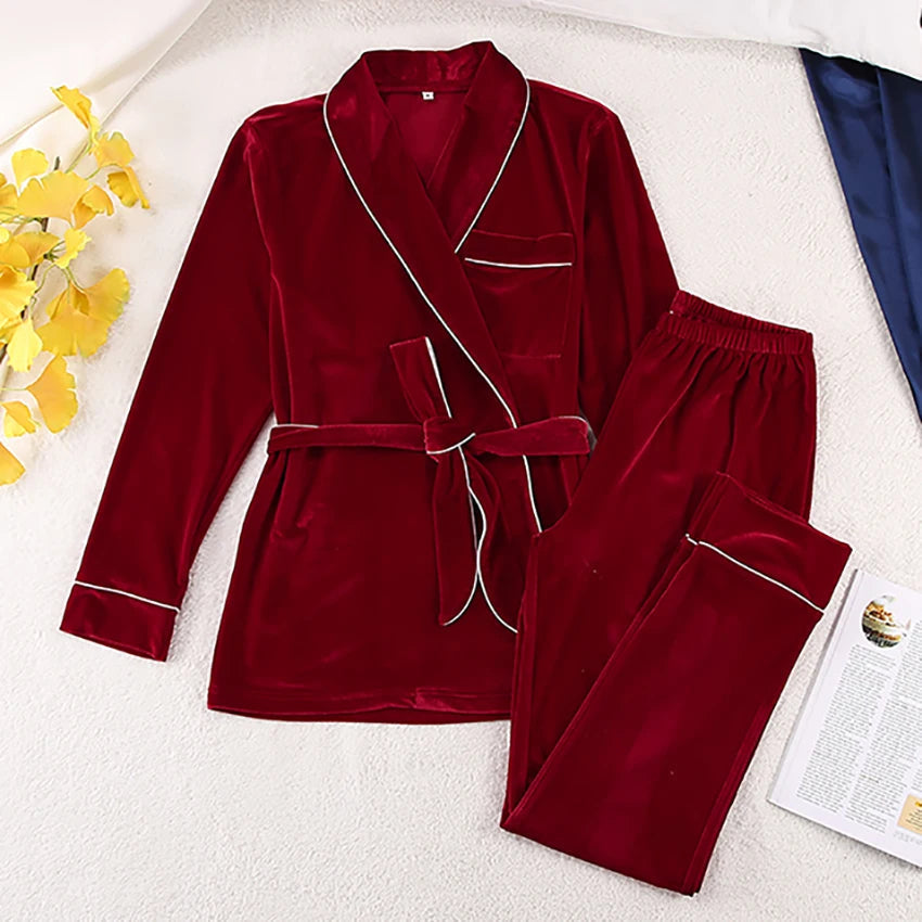 Pyjama Elysia pour femme en velours rouge, composé d’une veste croisée ceinturée et d’un pantalon assorti, avec finitions contrastées. Ensemble chaud, doux et très confortable, idéal pour des moments cocooning à la maison.