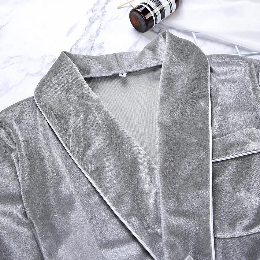 Gros plan sur le col élégant du pyjama femme Elysia en velours gris, mettant en valeur sa matière douce, ses finitions soignées et son style chaleureux et confortable.
