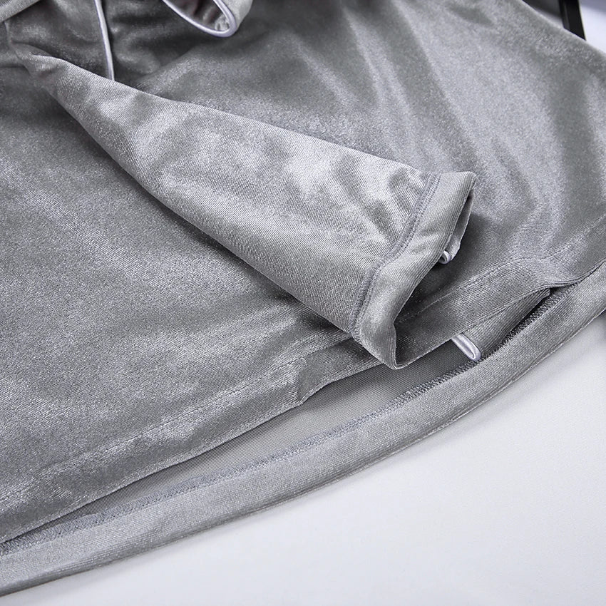 Détail du tissu en velours gris du pyjama femme Elysia, mettant en avant sa douceur, ses finitions soignées et son confort chaleureux.