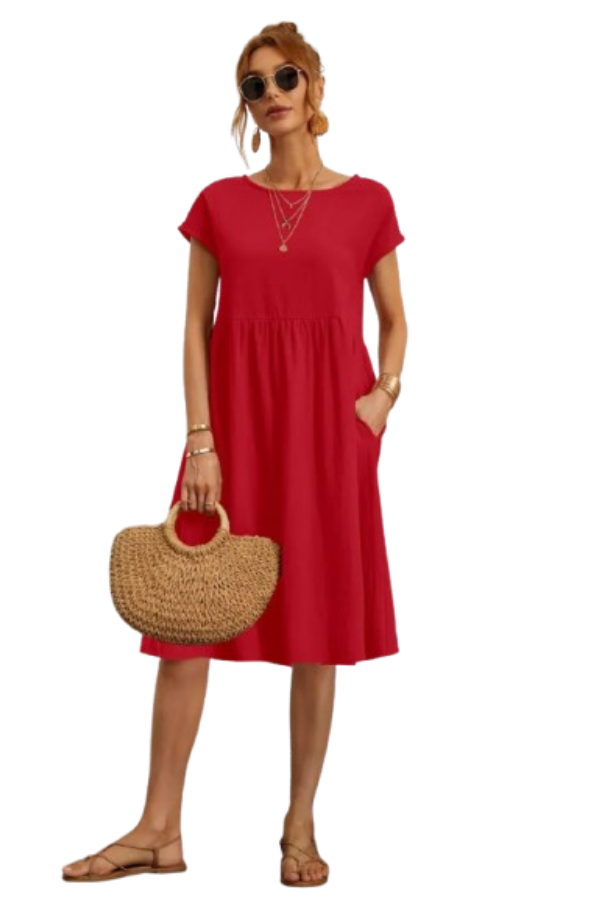 Élégante et confortable. Cette robe rouge à manches courtes, avec une coupe évasée et des poches latérales, est parfaite pour un look décontracté et élégant. Accessoirisée avec un sac en osier et des sandales, elle est idéale pour les journées estivales.