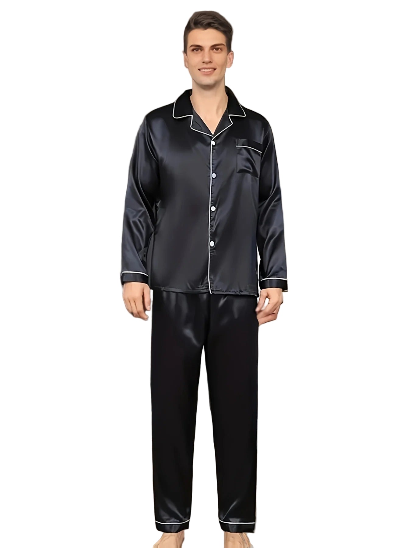 Homme portant un pyjama long noir en satin, composé d’une chemise boutonnée à manches longues avec col à revers et passepoils blancs, et d’un pantalon assorti. Ensemble doux, élégant et confortable, parfait pour des nuits paisibles avec style.
