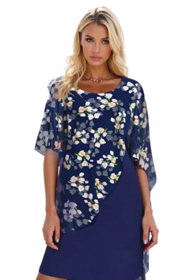 Légère et élégante. Cette robe bleue avec un motif floral délicat est associée à une cape en mousseline fluide, créant un look féminin et raffiné, parfait pour des occasions spéciales ou une soirée élégante."