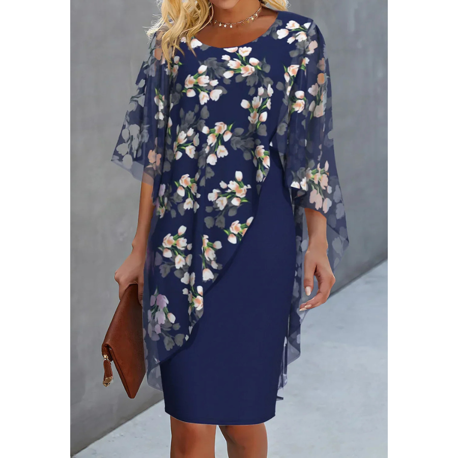 Légère et élégante. Cette robe bleu marine avec un haut en mousseline à motifs floraux délicats offre un look féminin et raffiné. Parfaite pour des occasions spéciales ou une soirée chic, elle est accessoirisée avec une pochette en cuir marron.