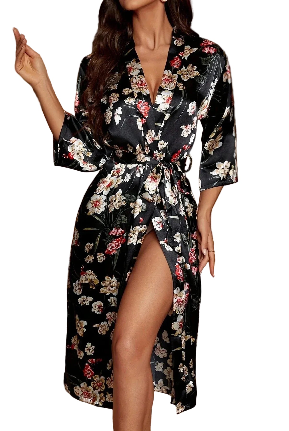 Kimono satin femme Fleurine noir à motif floral, coupe mi-longue avec ceinture à nouer, manches trois-quarts, porté dans un intérieur élégant au style classique.