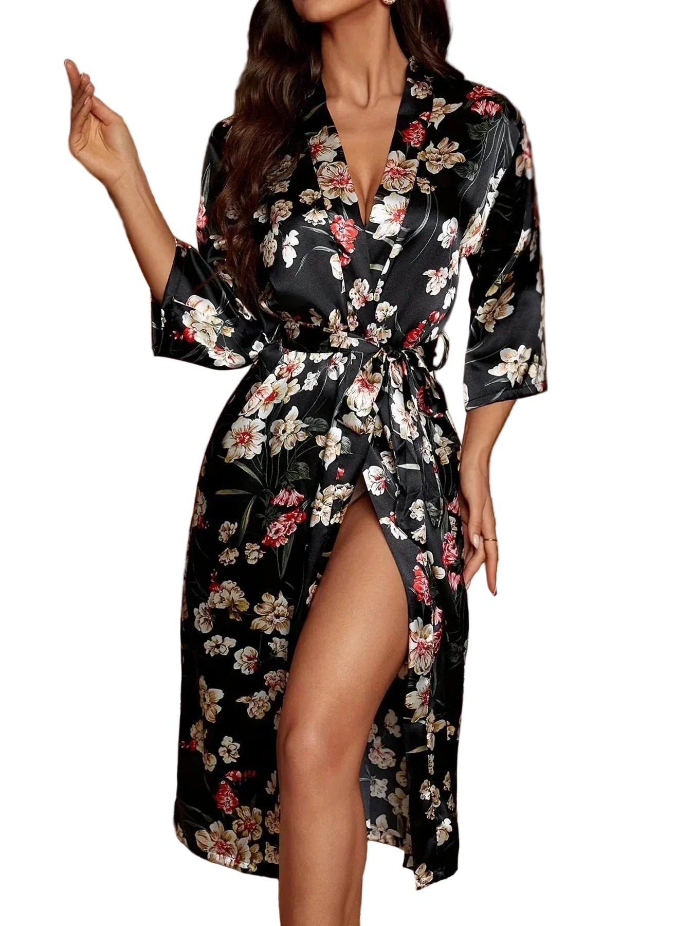 Kimono satin femme Fleurine noir à motif floral, coupe mi-longue avec ceinture à nouer, manches trois-quarts, porté dans un intérieur élégant au style classique.