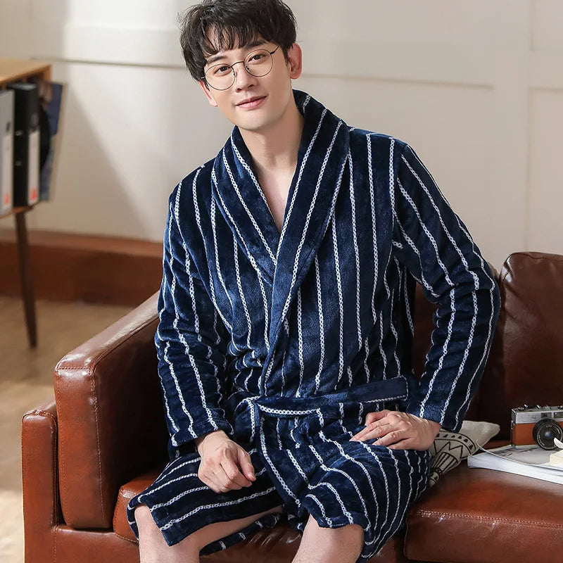 Peignoir homme Gérard doux & chaleureux, modèle bleu marine à rayures, en tissu molletonné confortable, idéal pour des moments de détente à la maison.