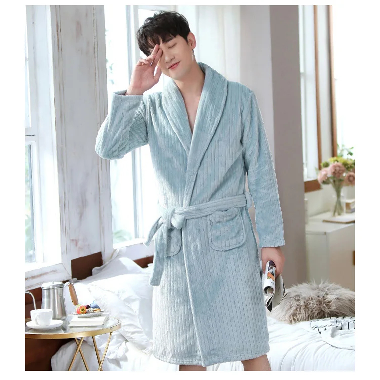 Peignoir homme Gérard doux et chaleureux, modèle court en tissu moelleux bleu clair, avec ceinture et poches, parfait pour un confort quotidien à la maison.