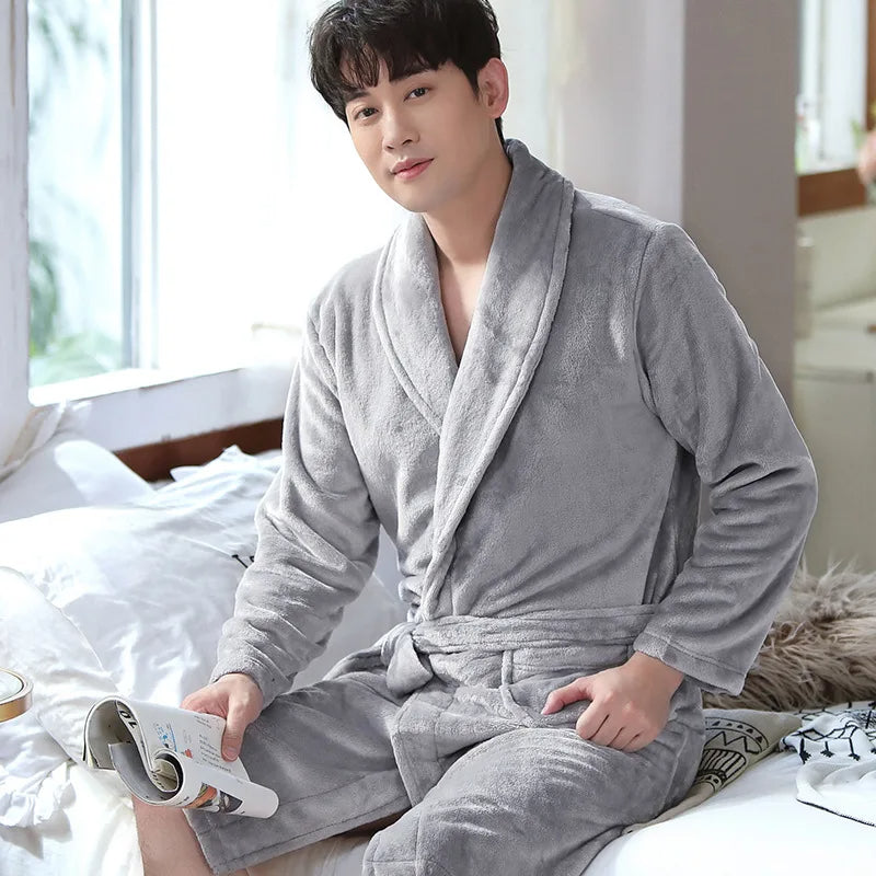 Peignoir homme Gérard doux & chaleureux en polaire grise, coupe courte avec ceinture, parfait pour un confort optimal à la maison.