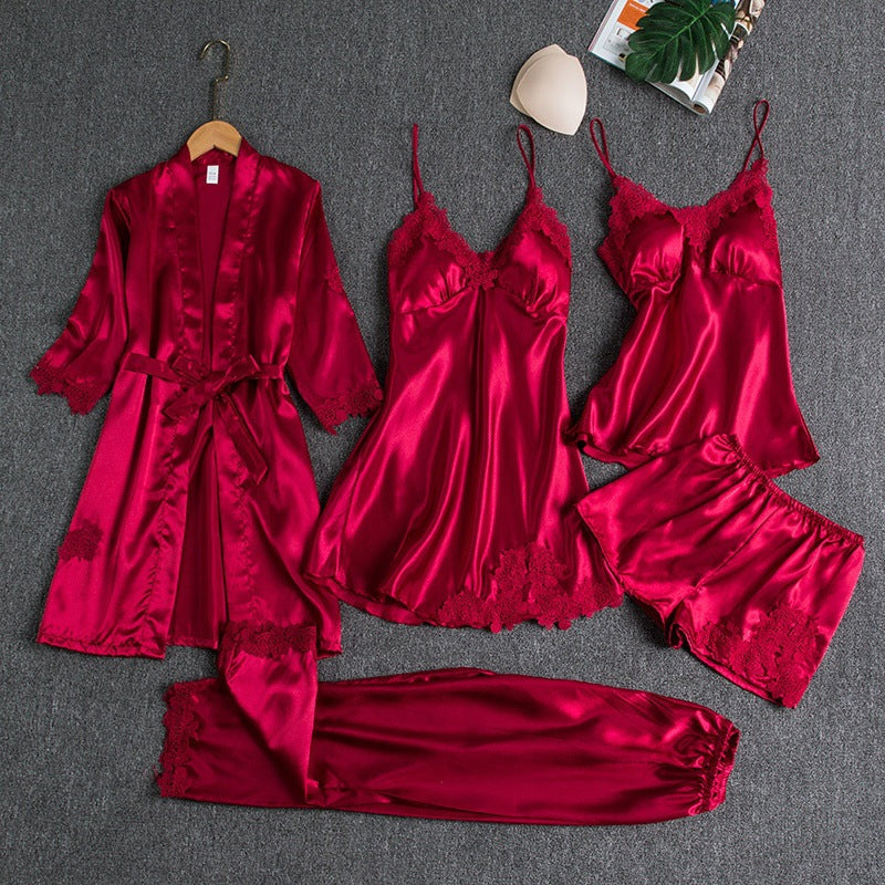 Ensemble de lingerie en satin rouge, comprenant un peignoir, une nuisette, un débardeur, un short et un pantalon, tous ornés de délicates broderies en dentelle. Un ensemble élégant et agréable, parfait pour des moments de confort et de raffinement.